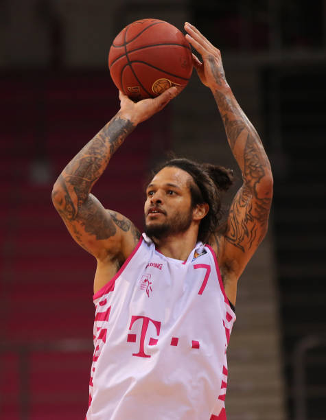 马丁通过这 马丁通过这